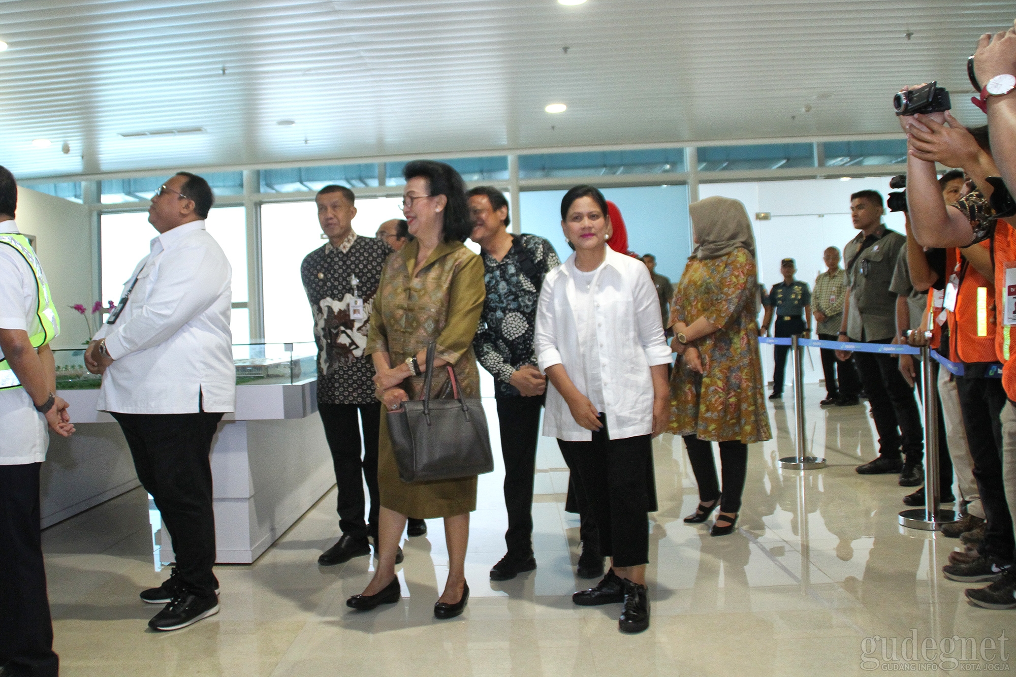 Busana Kasual Santai Ala Ibu Negara saat Kunjungi YIA