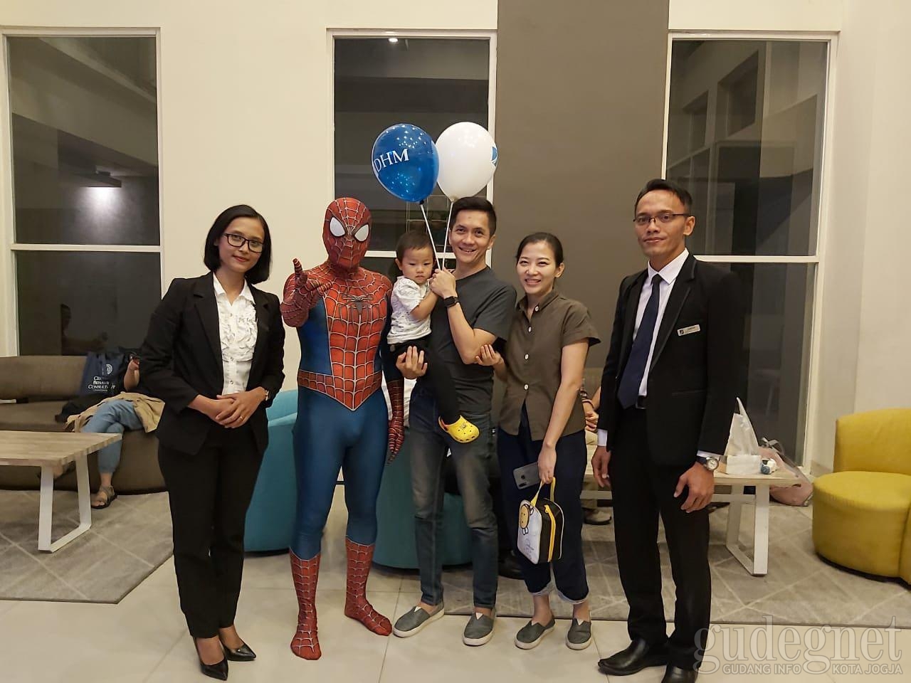 Hari Pelanggan Nasional, Spiderman Turut Layani Tamu Hotel Dafam Fortuna