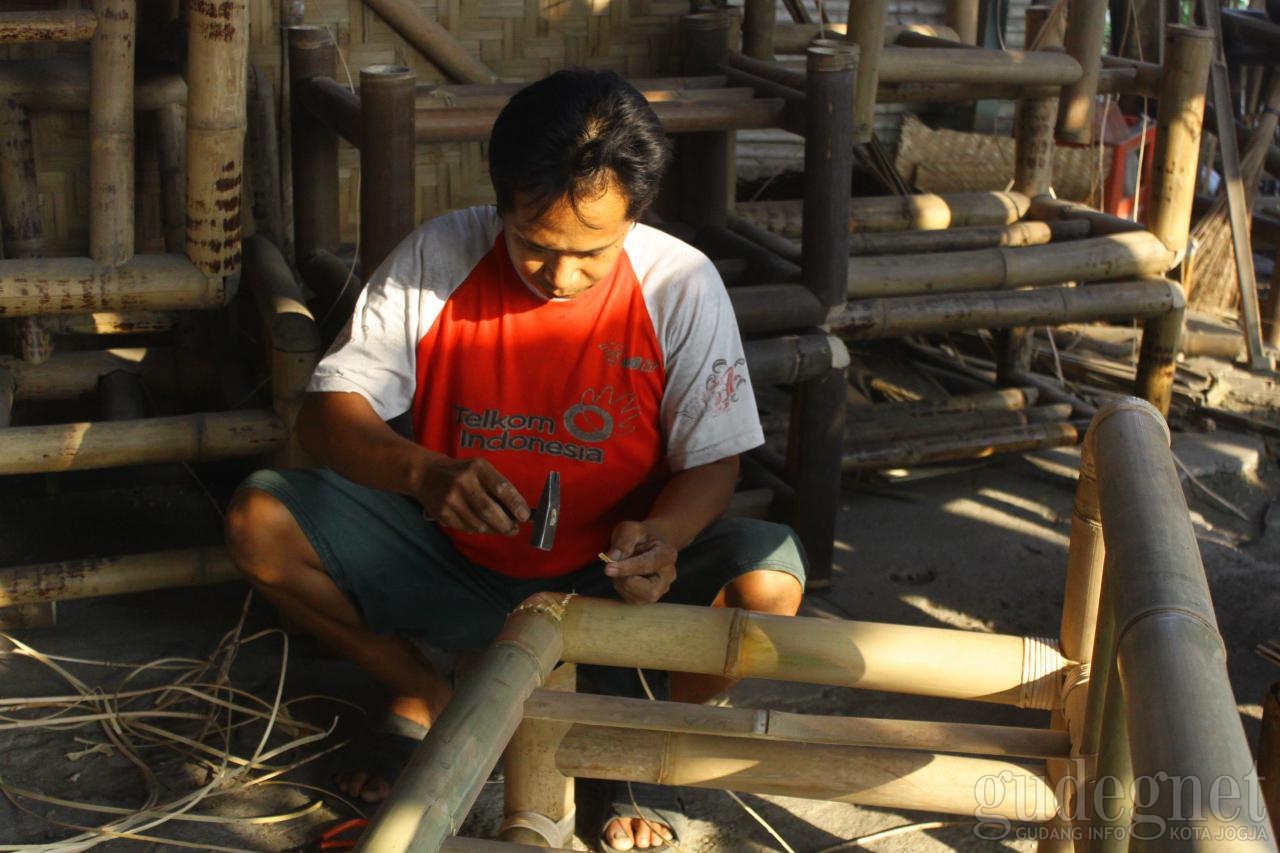 Jalan jalan Mengintip Pembuatan  Kerajinan  Bambu  Di Desa 