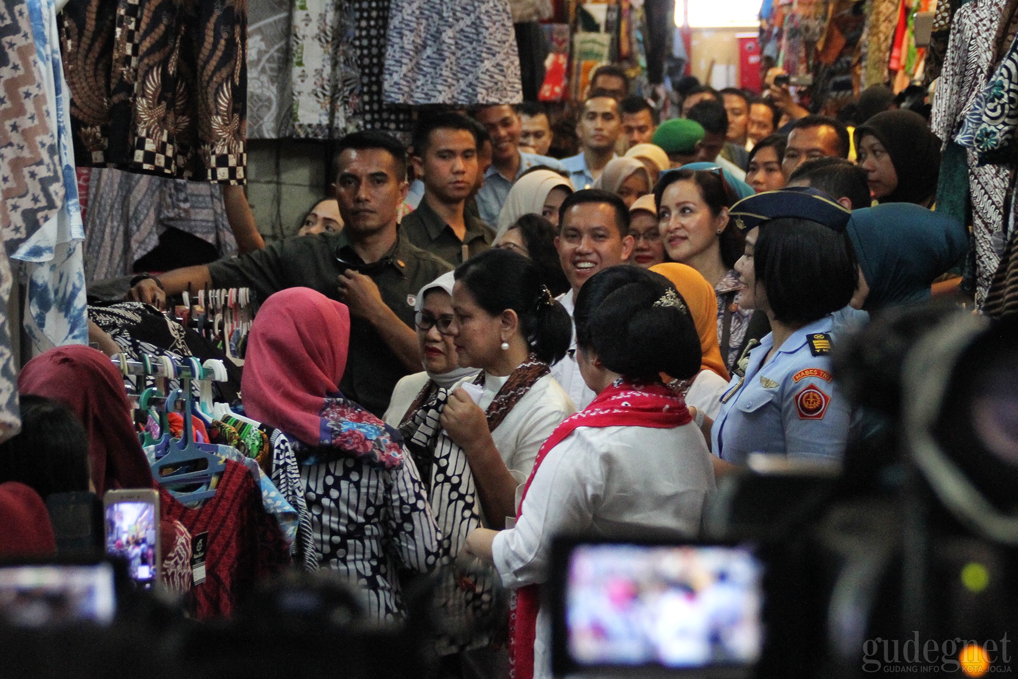 Ibu Iriana Ke Yogyakarta, Beringharjo Heboh