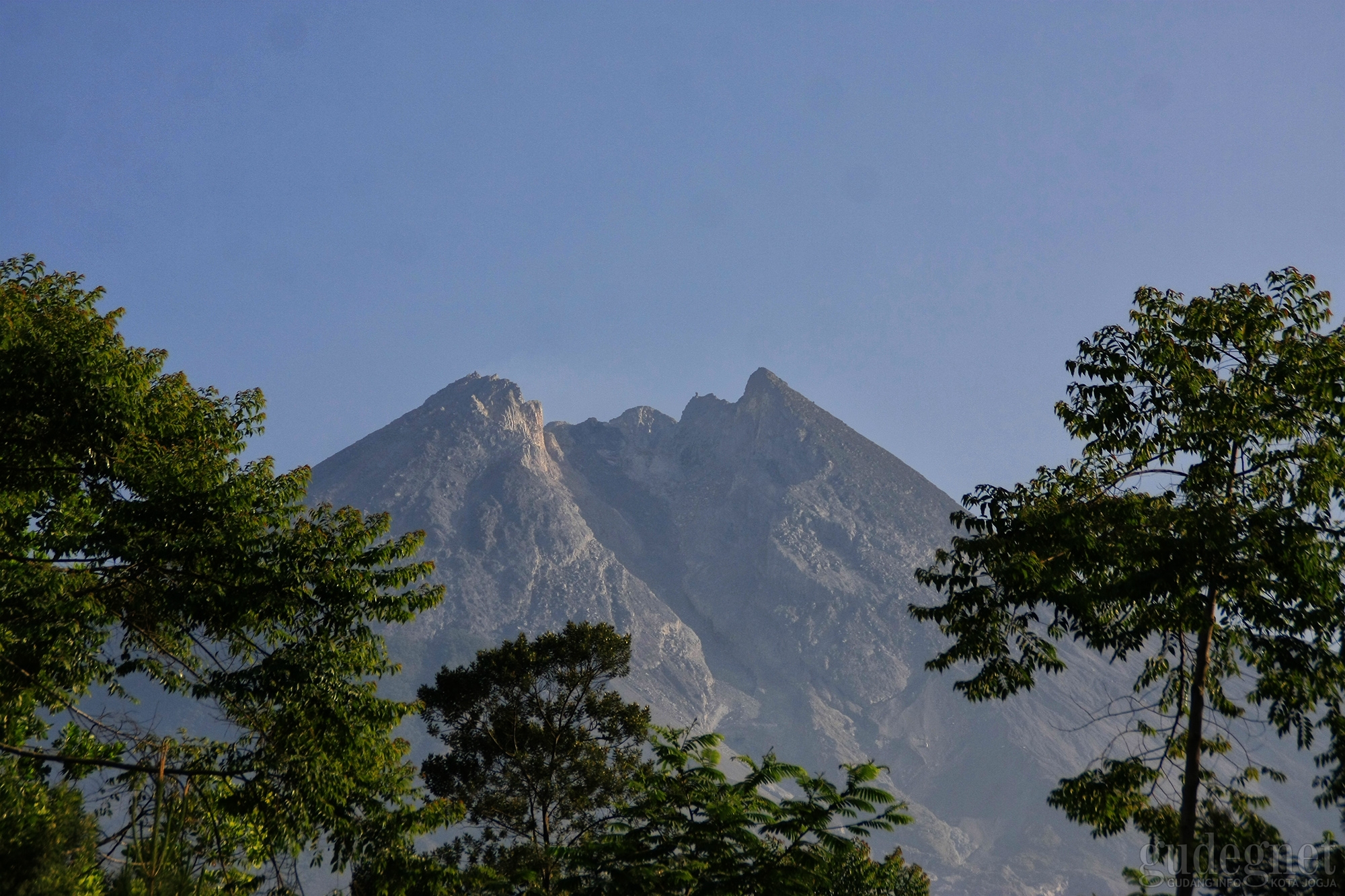 Senin Pagi Merapi Keluarkan Guguran Lava 600 Meter 