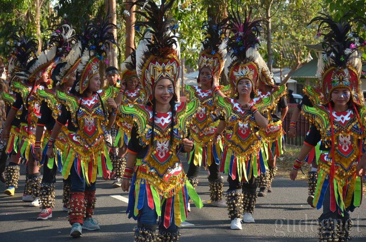 Pawai Budaya Meriahkan Festival Garis Imaginer 