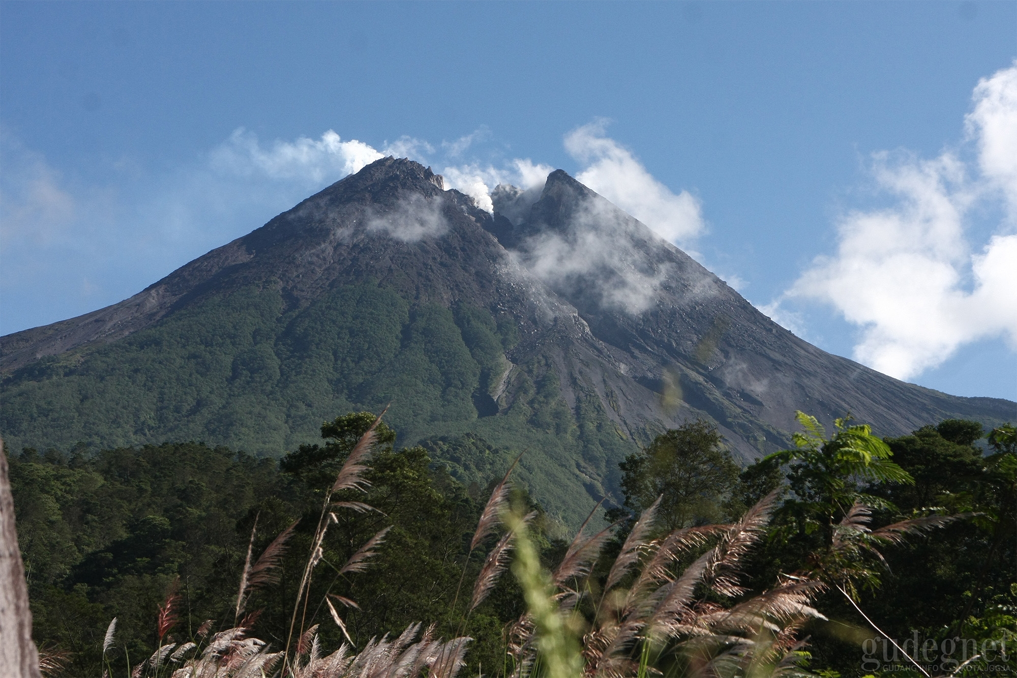 Merapi Kembali Keluarkan Awan Panas Guguran