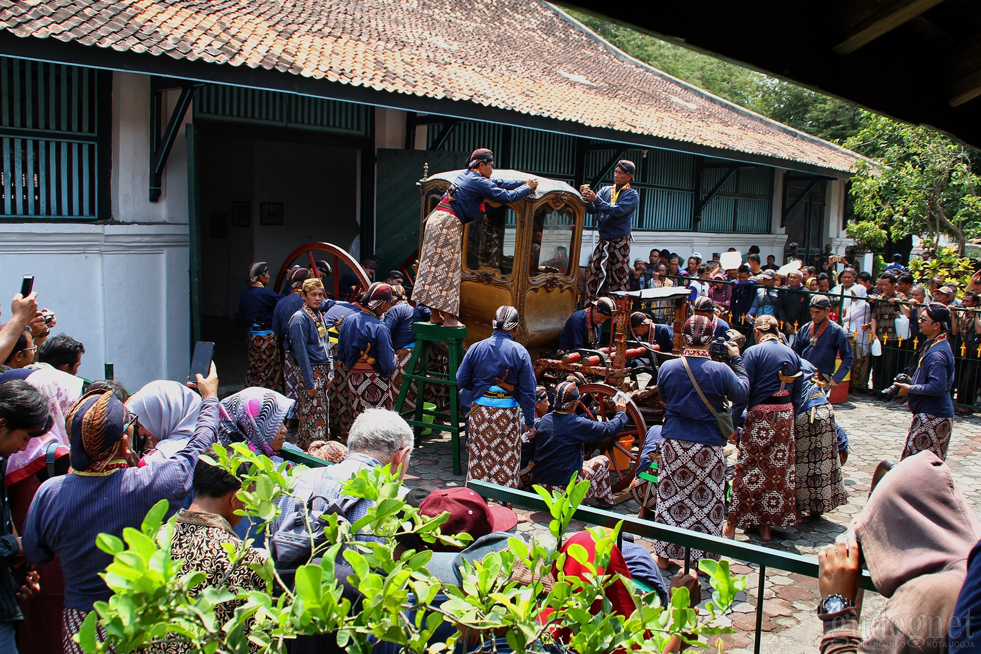 Jamasan Rata, Ritual Memandikan Kereta Pusaka Keraton