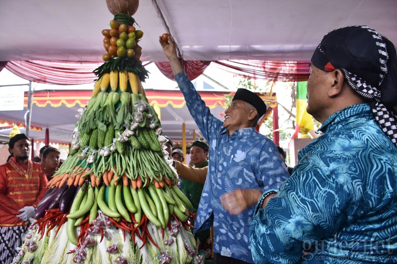 Gelar Budaya Desa Nogotirto, Bupati Ikut Merayah Gunungan