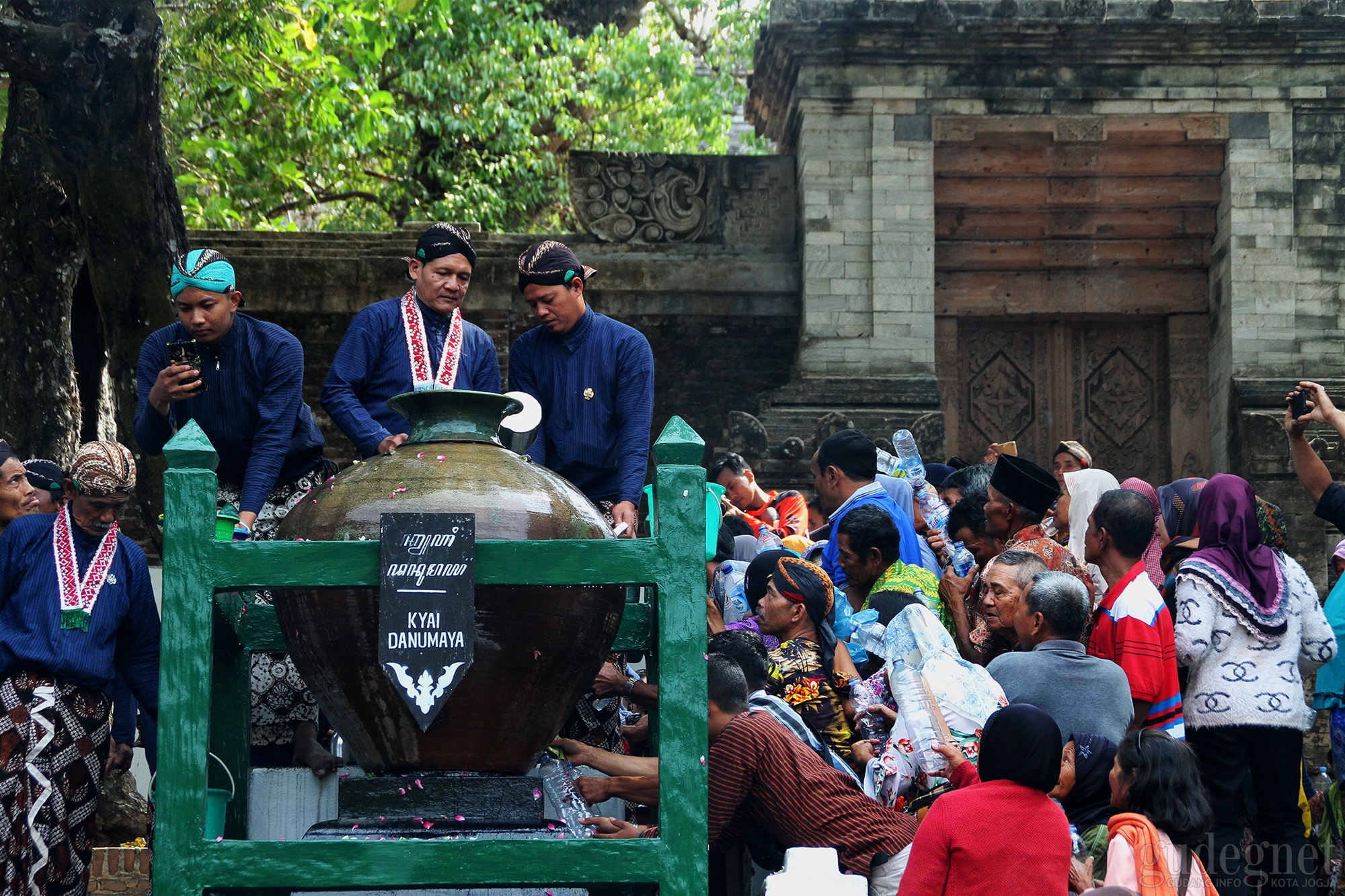 Tradisi Nguras Enceh Imogiri Dibanjiri Ribuan Warga