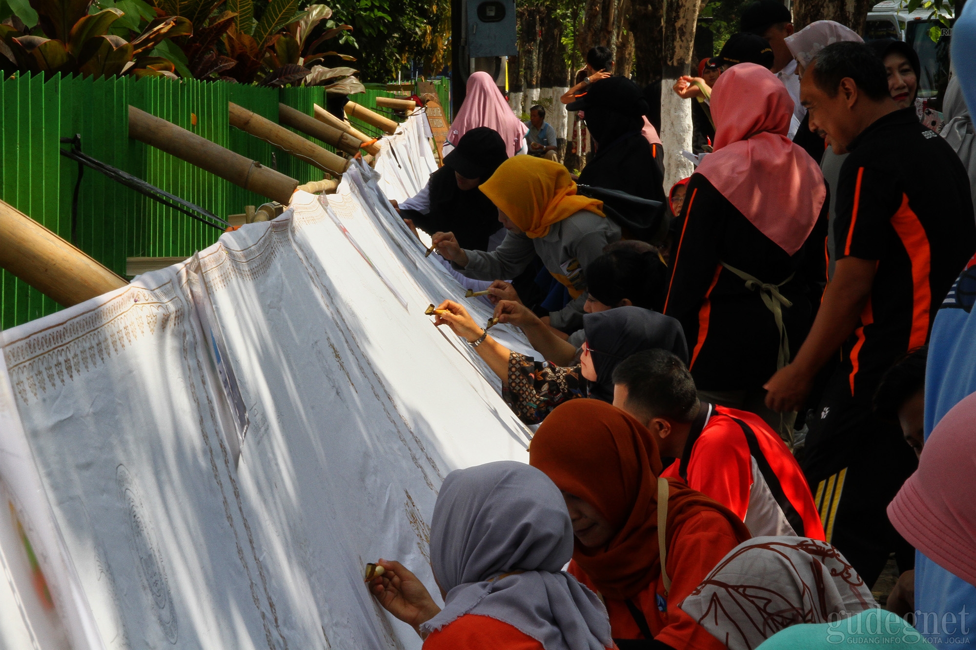 Rayakan Hari Batik, Ratusan Karyawan dan Pelajar Nyanting Bersama