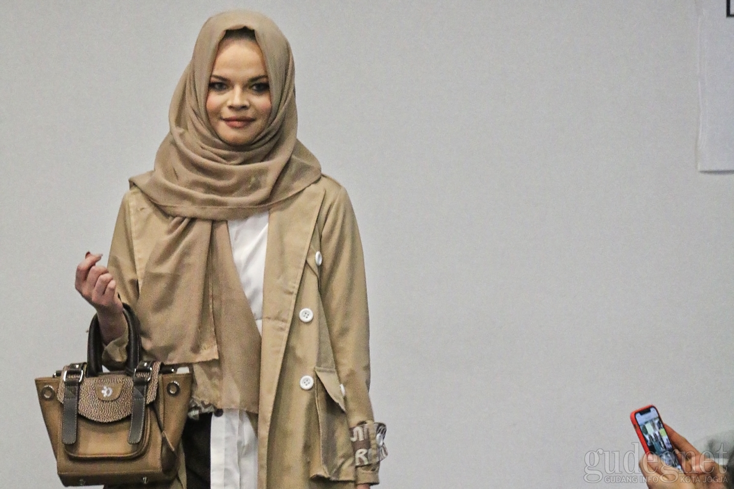 Bawa Batik Bernafaskan Islami, Sogan Batik Ikuti Paris Fashion Show