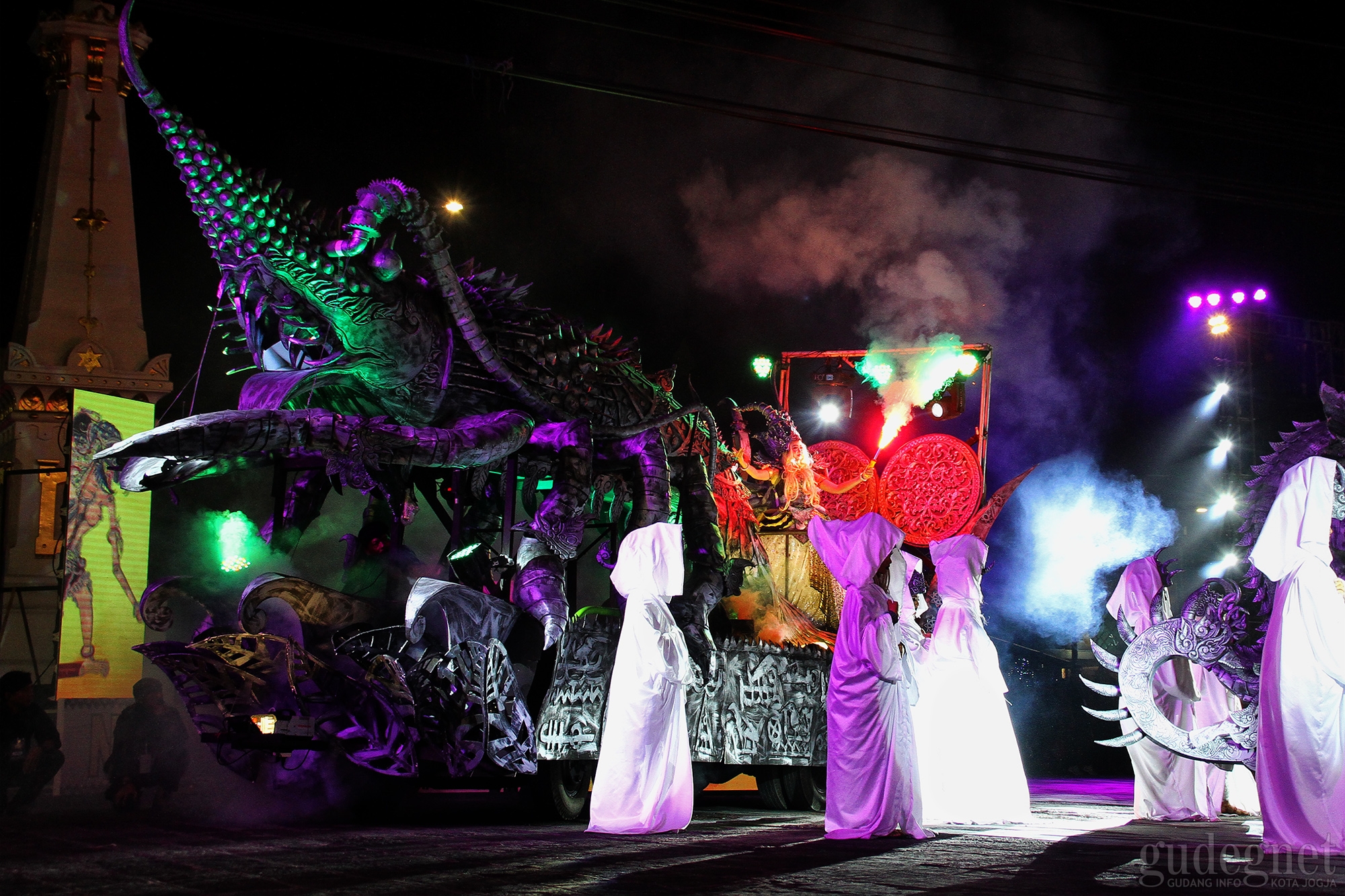 Insiden Kereta Terbakar Warnai Wayang Jogja Night Carnival Semalam