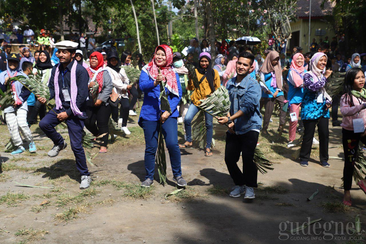 Ratusan Orang Flashmob Njathil Pakai Daun Salak