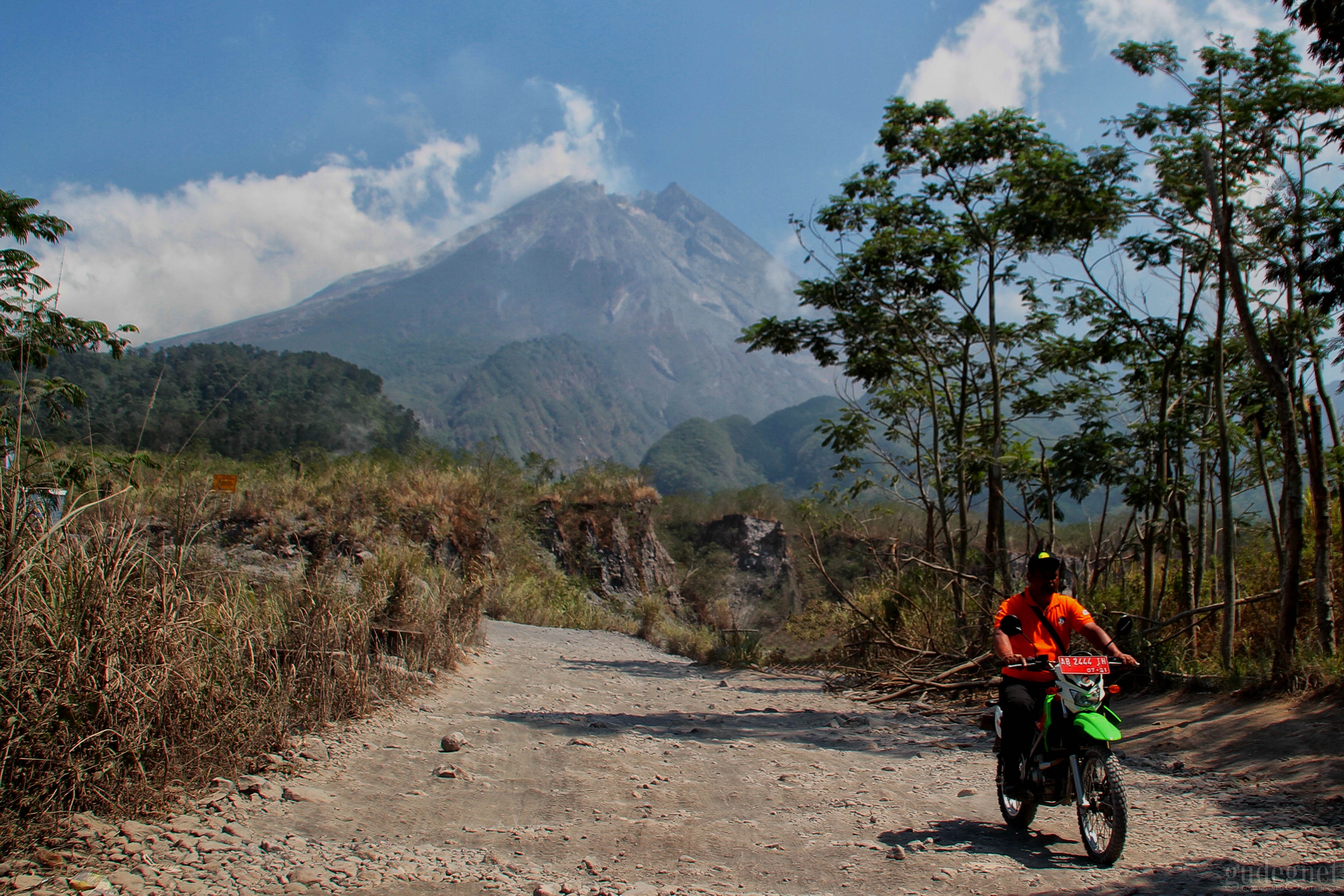 Erupsi, Merapi Letuskan Kolom Awan Panas Setinggi 3 Kilometer