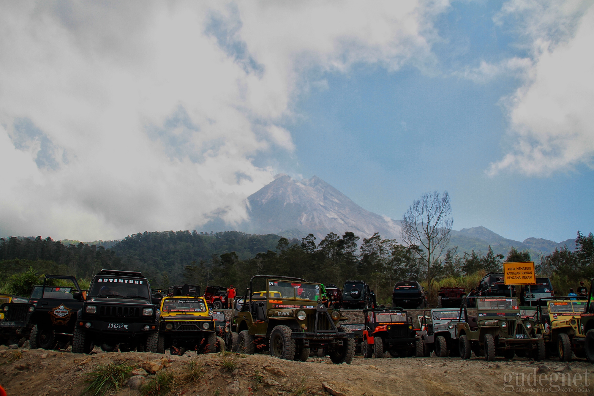 Seribu Jeep Merayap Di Kaki Merapi