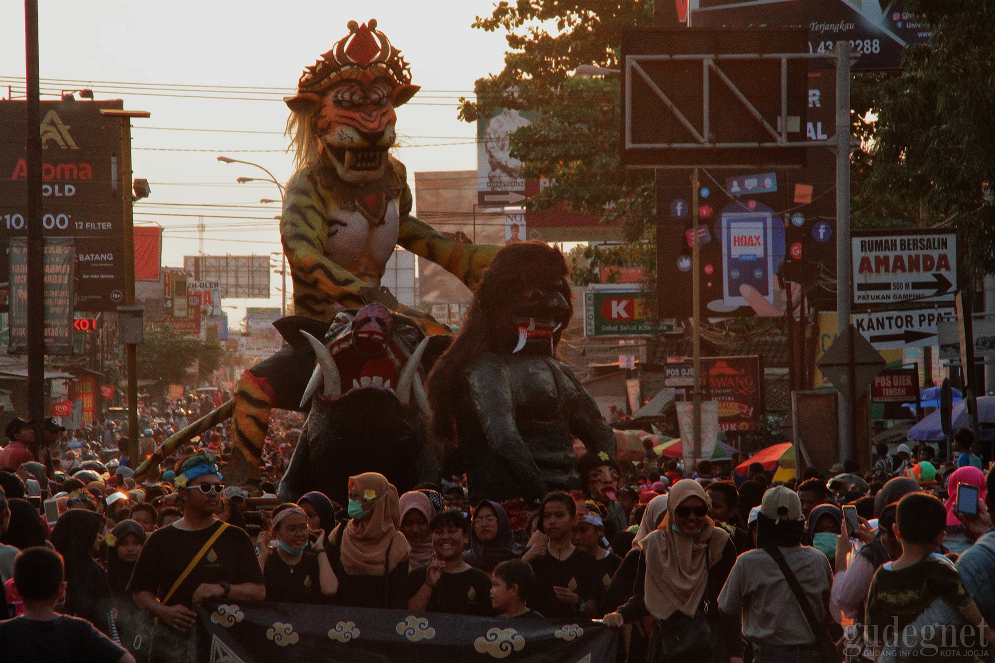 Ribuan Orang Menyemut di Saparan Bekakak Gamping 