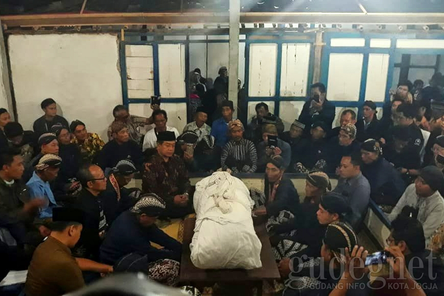 Tradisi Cupu Panjala, Ritual Sakral Membaca Ramalan Dari Kain Kafan 