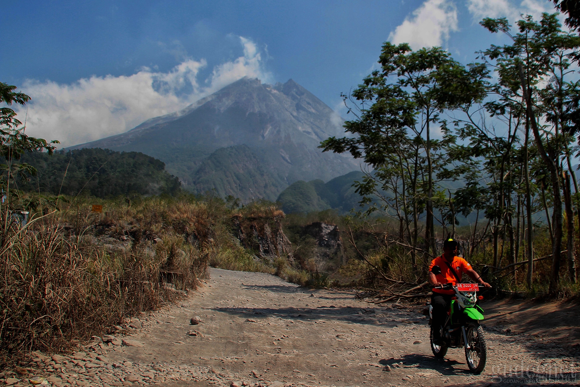 Sabtu Pagi Merapi Keluarkan Awan Panas Letusan