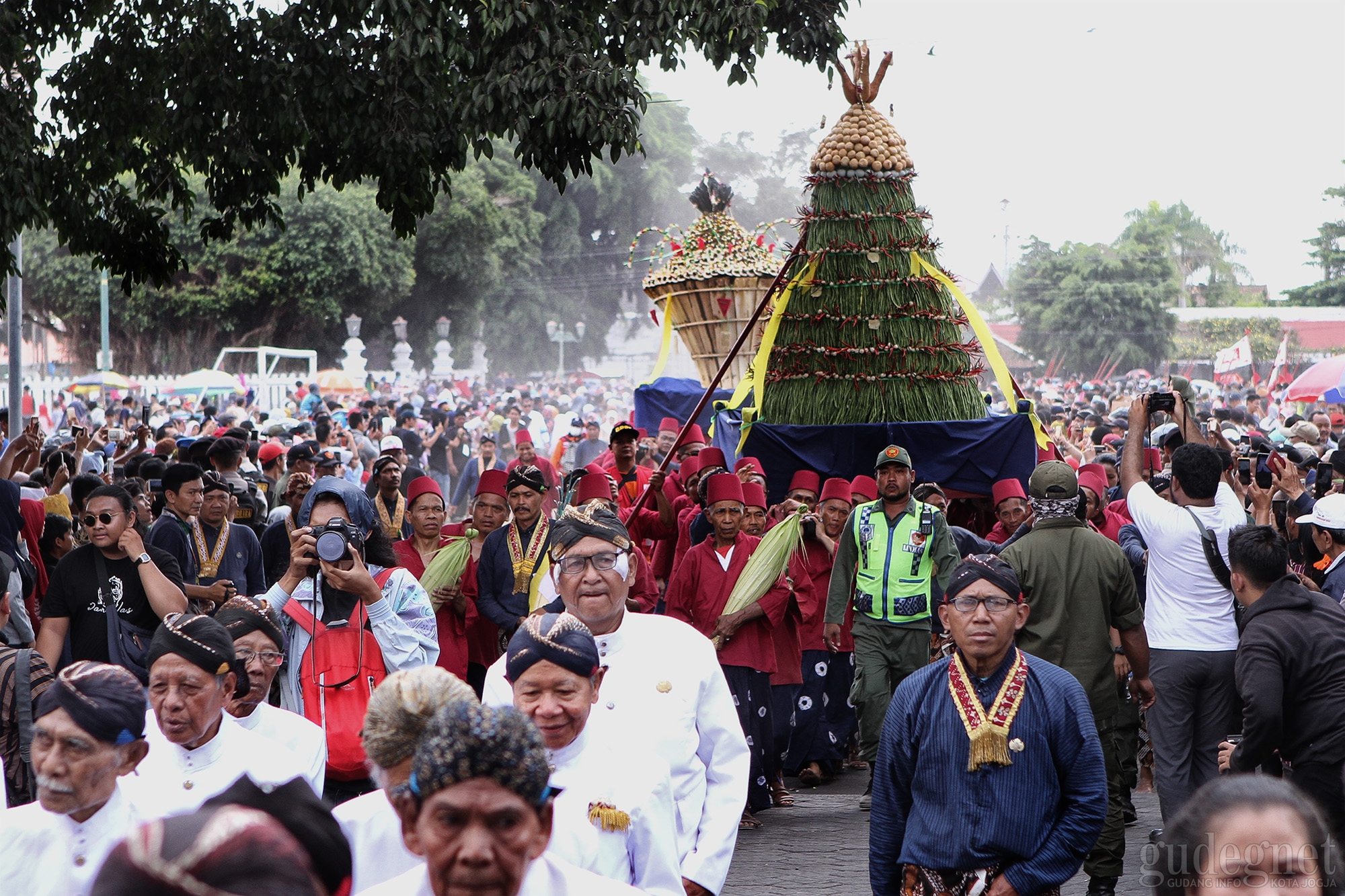 Ribuan Warga Ngalap Berkah Garebeg Maulud