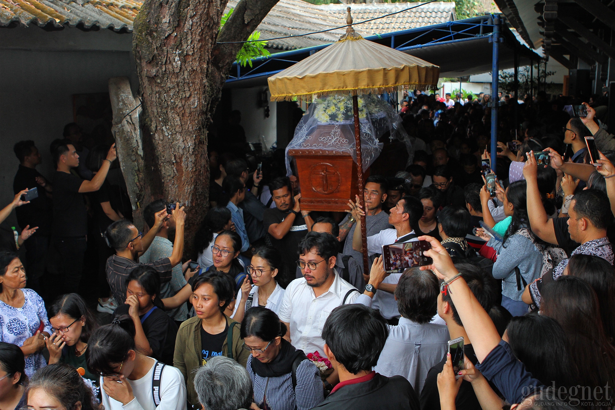 Ribuan Warga Lepas Djaduk Ferianto ke Peristirahatan Terakhir