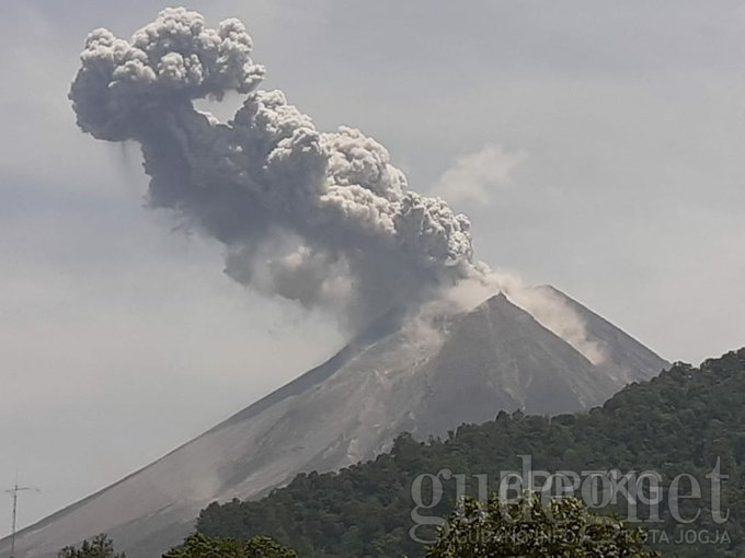 Merapi Kembali Luncurkan Awan Panas Letusan 