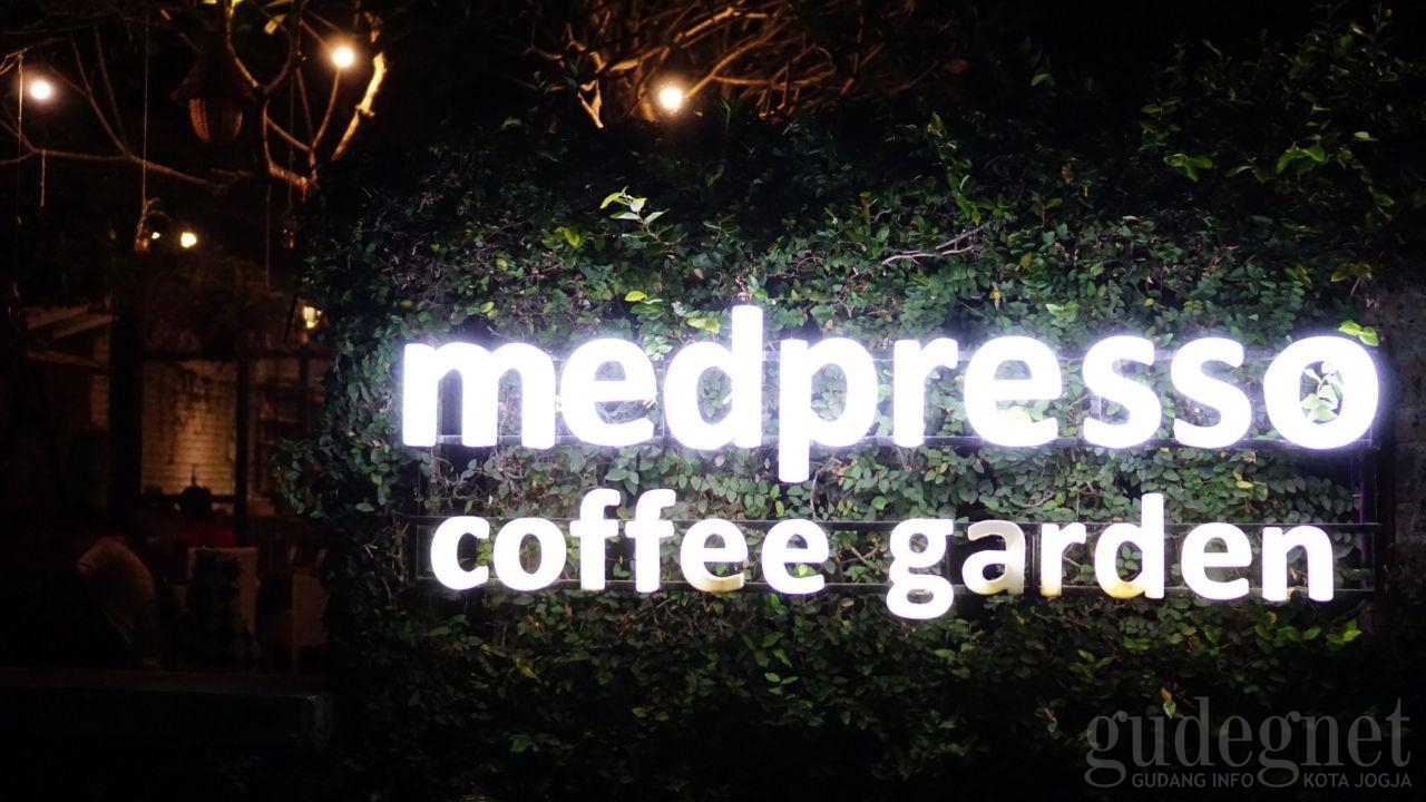 Ngopi Rindang dan Teduh di Medpresso Coffee Garden