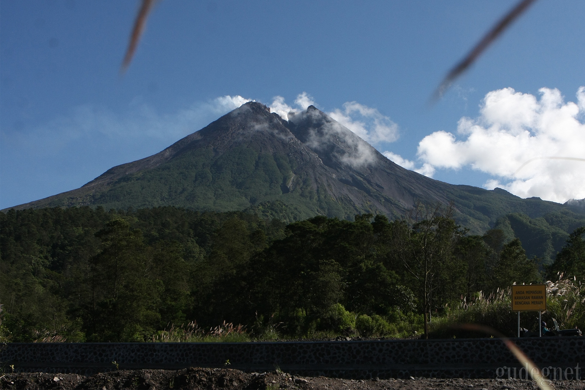 Merapi Alami Gempa Guguran Satu Kali