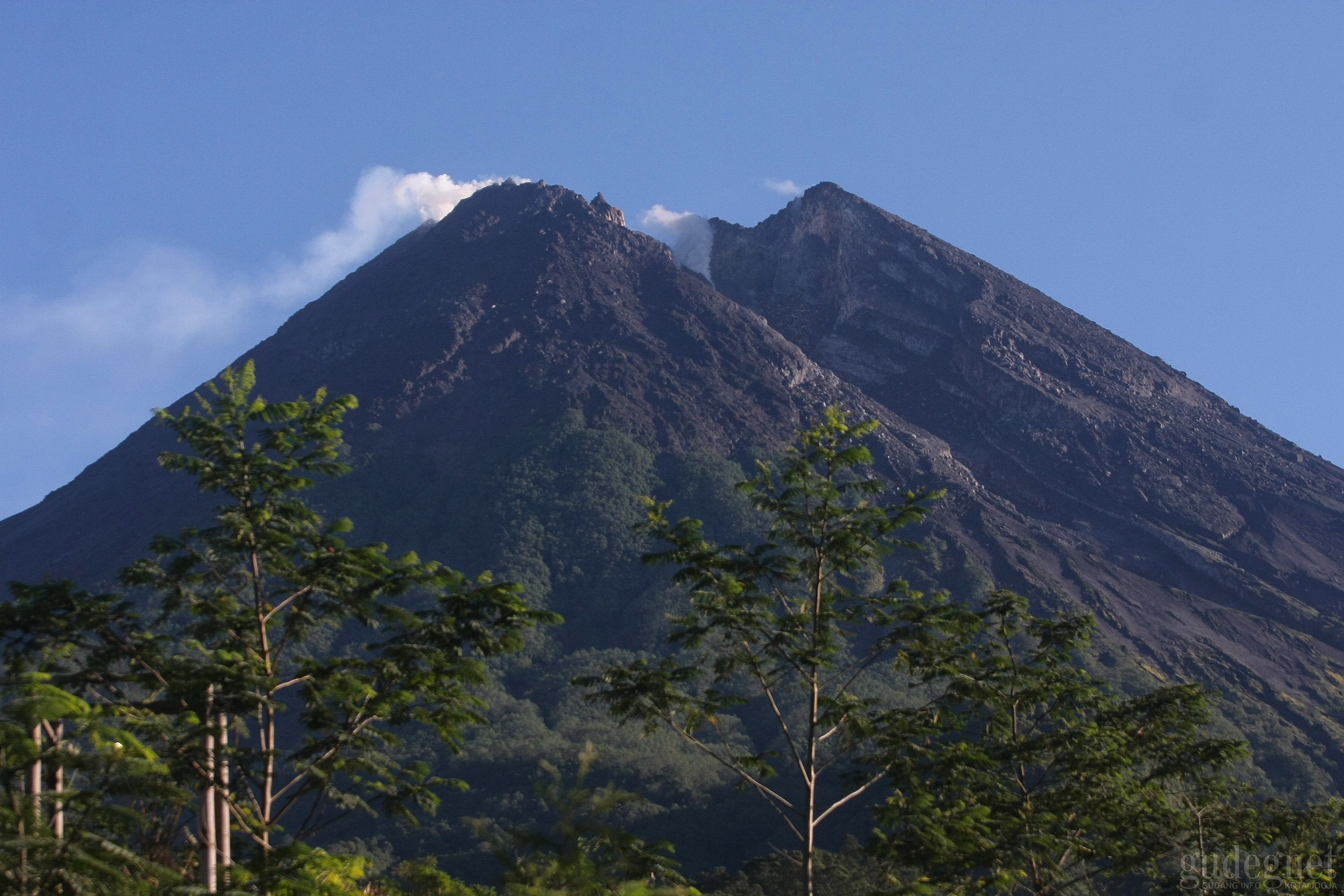 Merapi Hembuskan Asap Solfatara Cukup Tebal