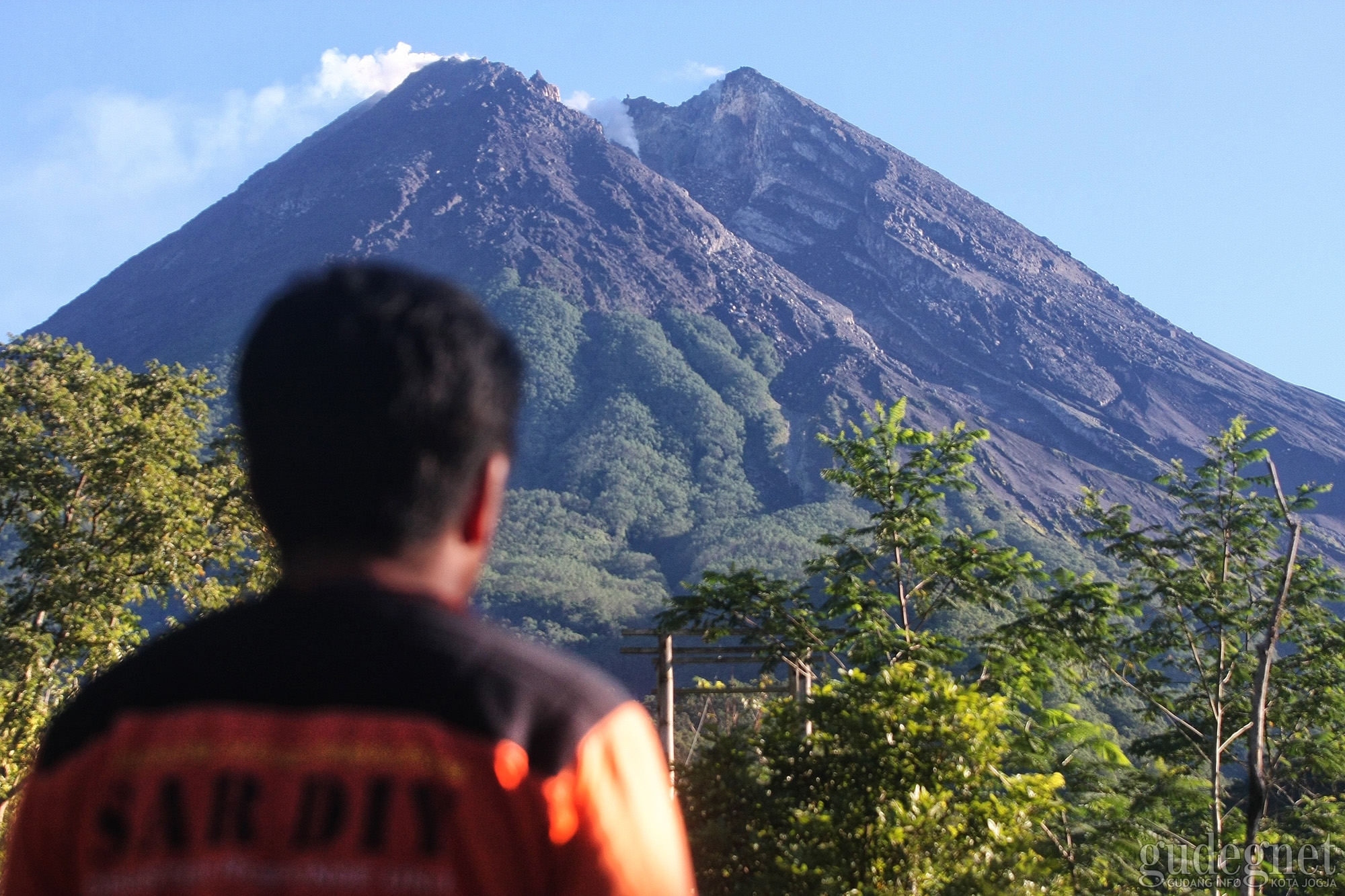 Sabtu Malam Merapi Keluarkan Awan Panas Guguran  