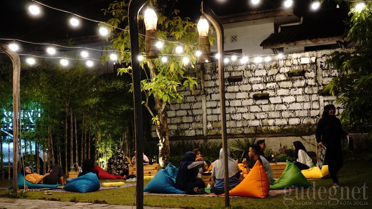 Refreshing di Eyang Uti Garden and Coffee, Resto Taman di Purwomartani