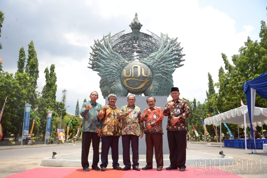 Patung Kembara Karya Maestro Nyoman Nuarta Menghiasi UNY