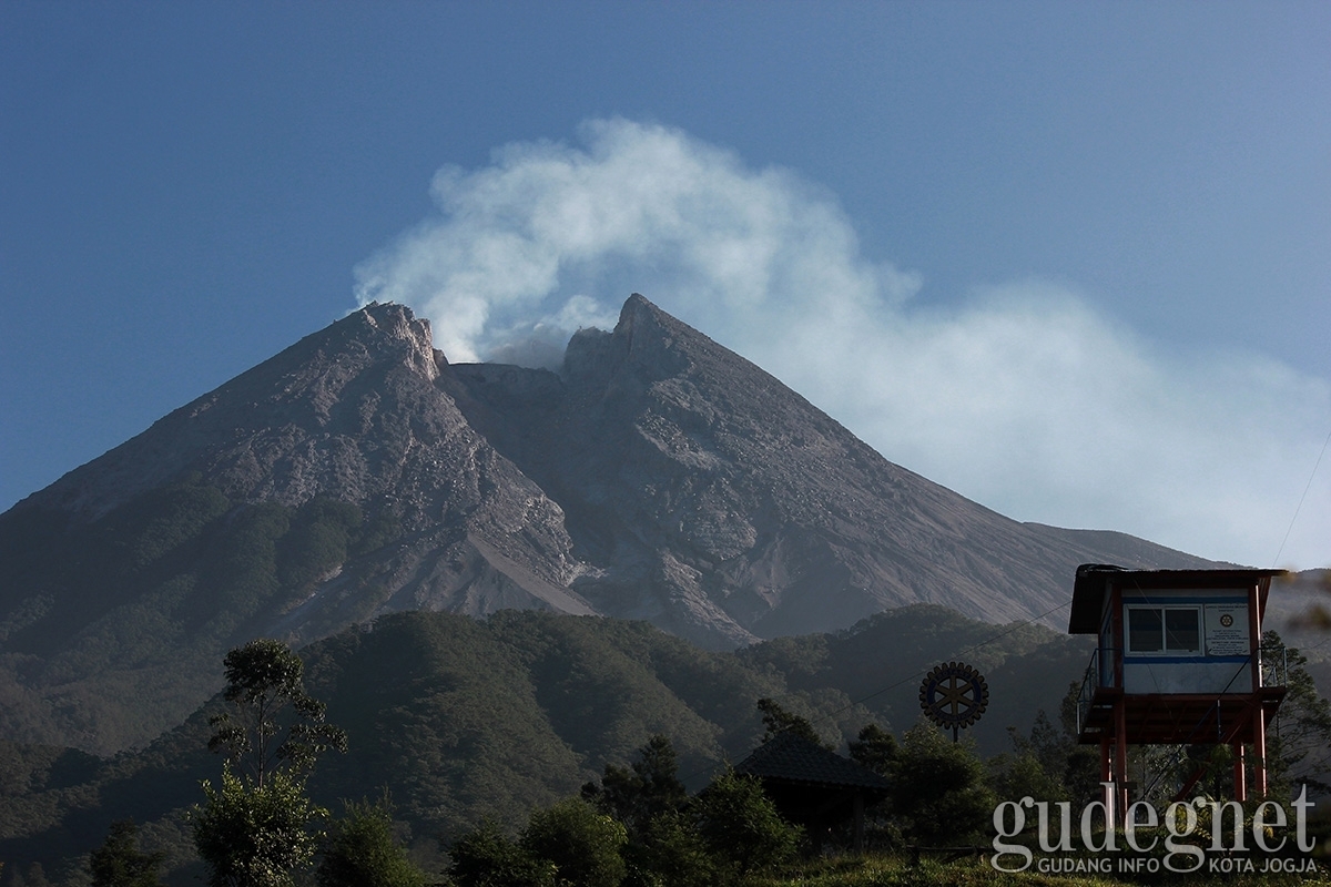 Merapi: Landai Sedari Pagi Hingga Siang