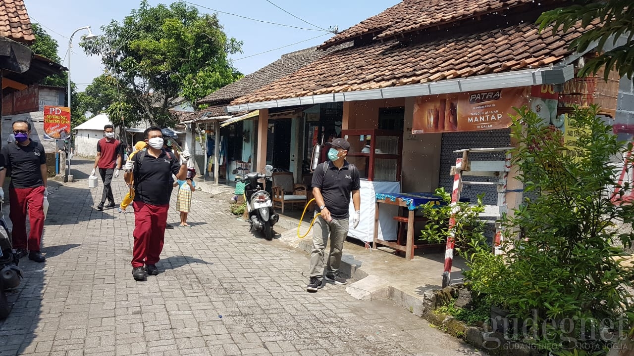 Cegah Covid-19, Alana Yogyakata Lakukan Penyemprotan Disinfektan di Sekitar Hotel