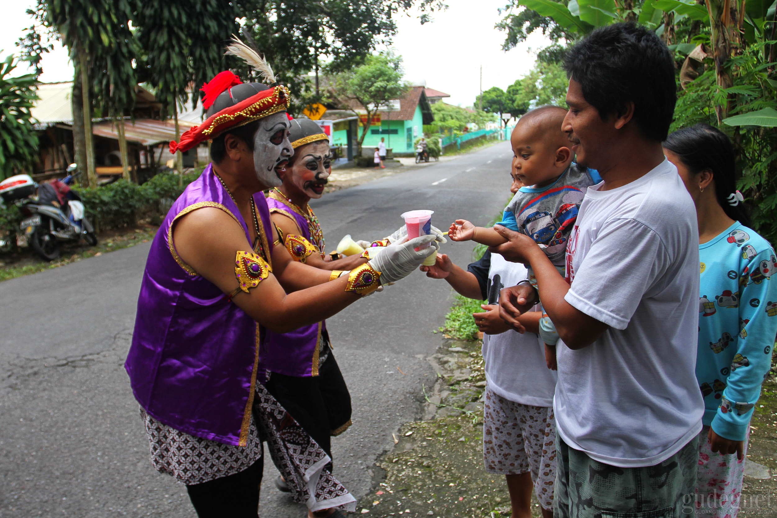 Punakawan Bagi-bagi Susu Gratis di Lereng Merapi