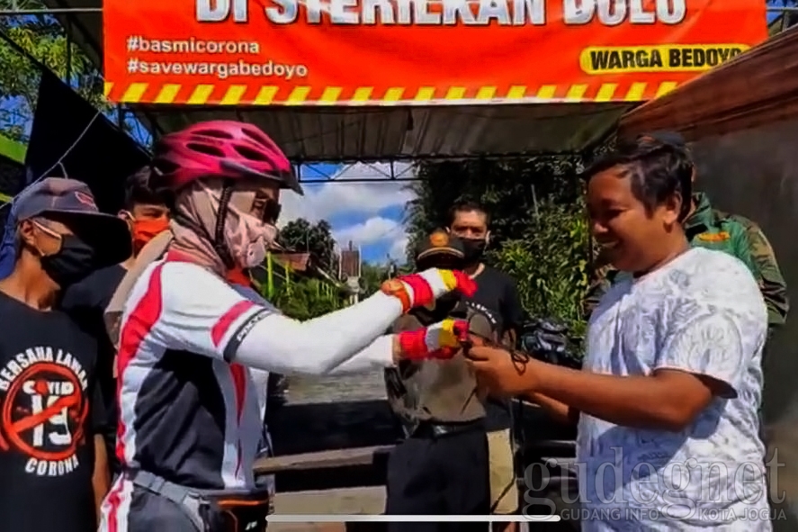 Sendirian, Wanita Goweser ini Bagi-bagi Ratusan Masker