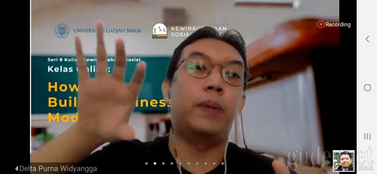 CEO Startup Berbagi Tips Membangun Bisnis dalam Kuliah Online UGM