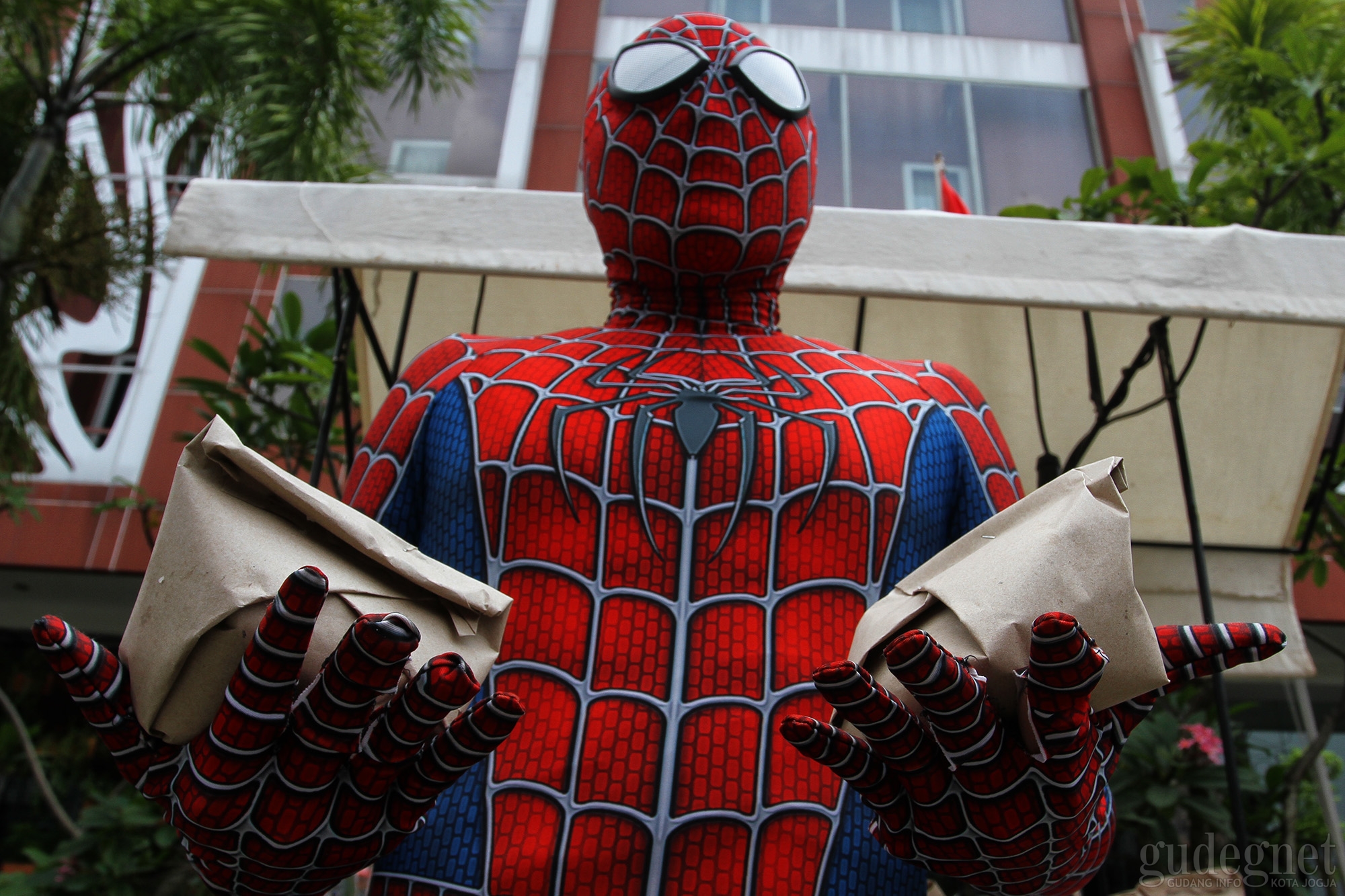 Spiderman Turun Ke Jalan Bagi-bagi Nasi Bungkus