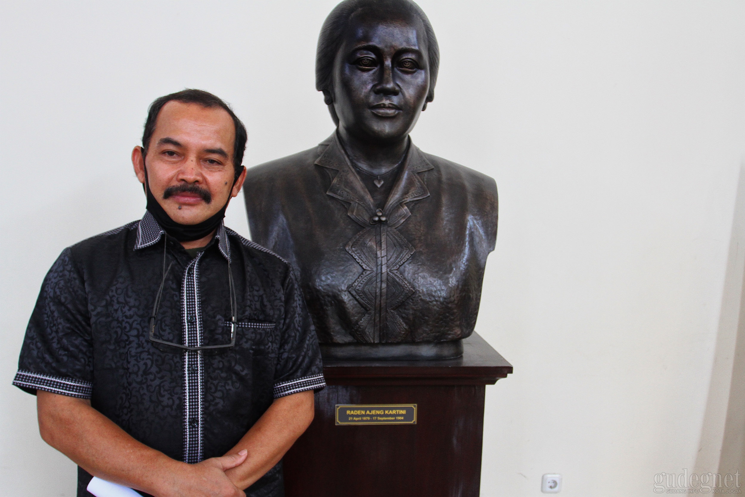 Peringati Hari Kartini, Pematung Yusman Pajang Patung RA Kartini di Kepatihan