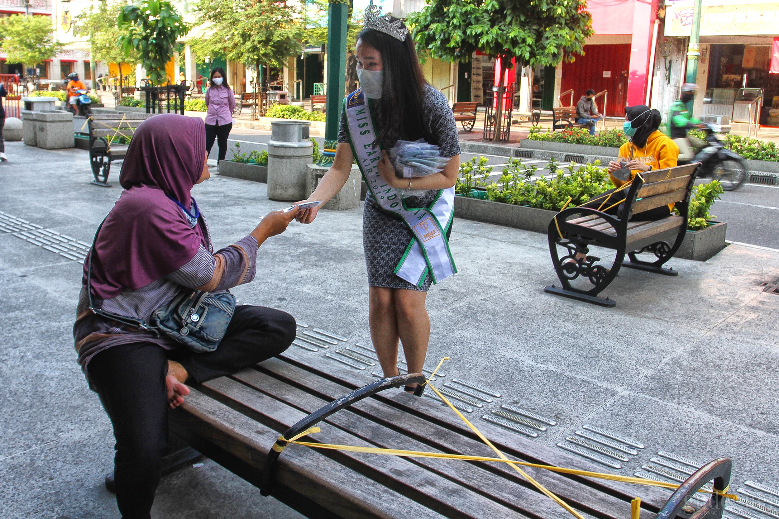 Hari Bumi, Miss Earth Indonesia Air 2019 Bagikan Masker di Malioboro