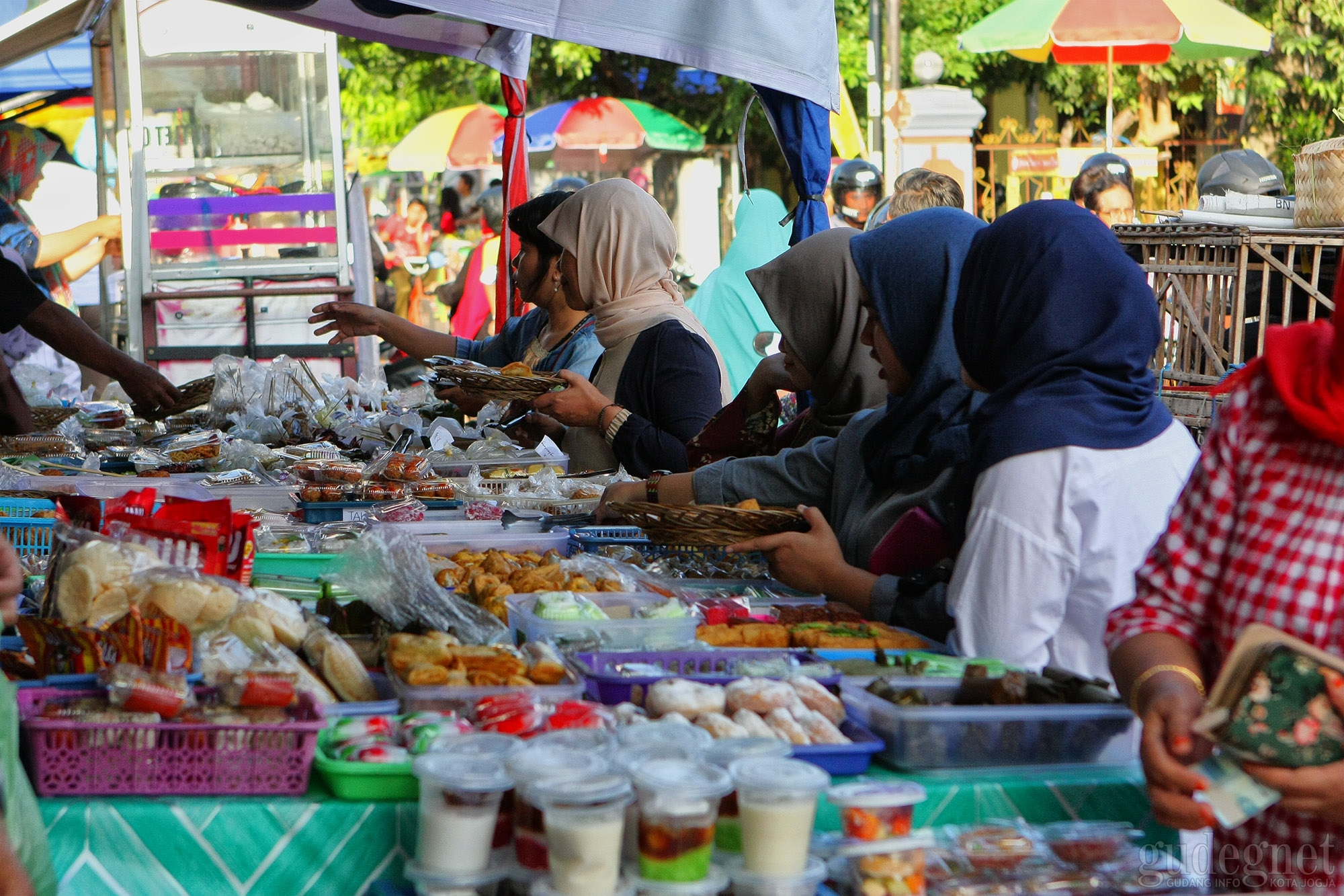 Ramadan, Tidak Ada Tarawih dan Pasar Sore 