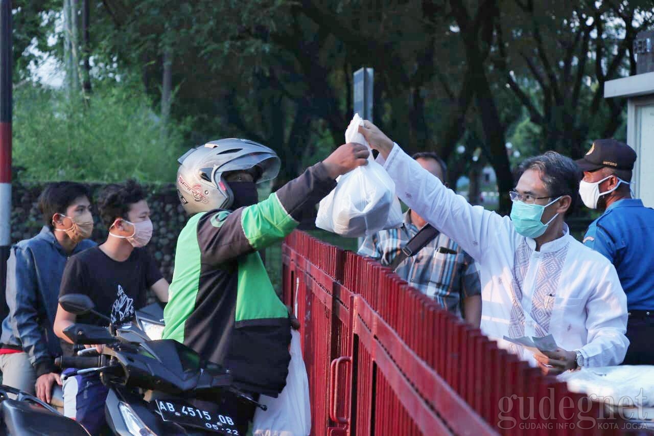 Sambut Ramadan, UGM Bagi-bagi Takjil 