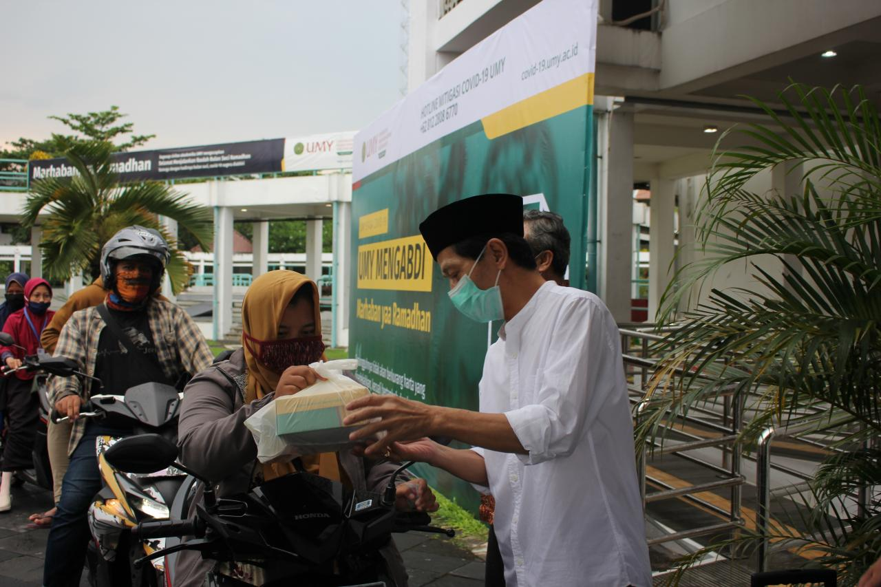 UMY Bagikan Sahur dan Takjil untuk Mahasiswa