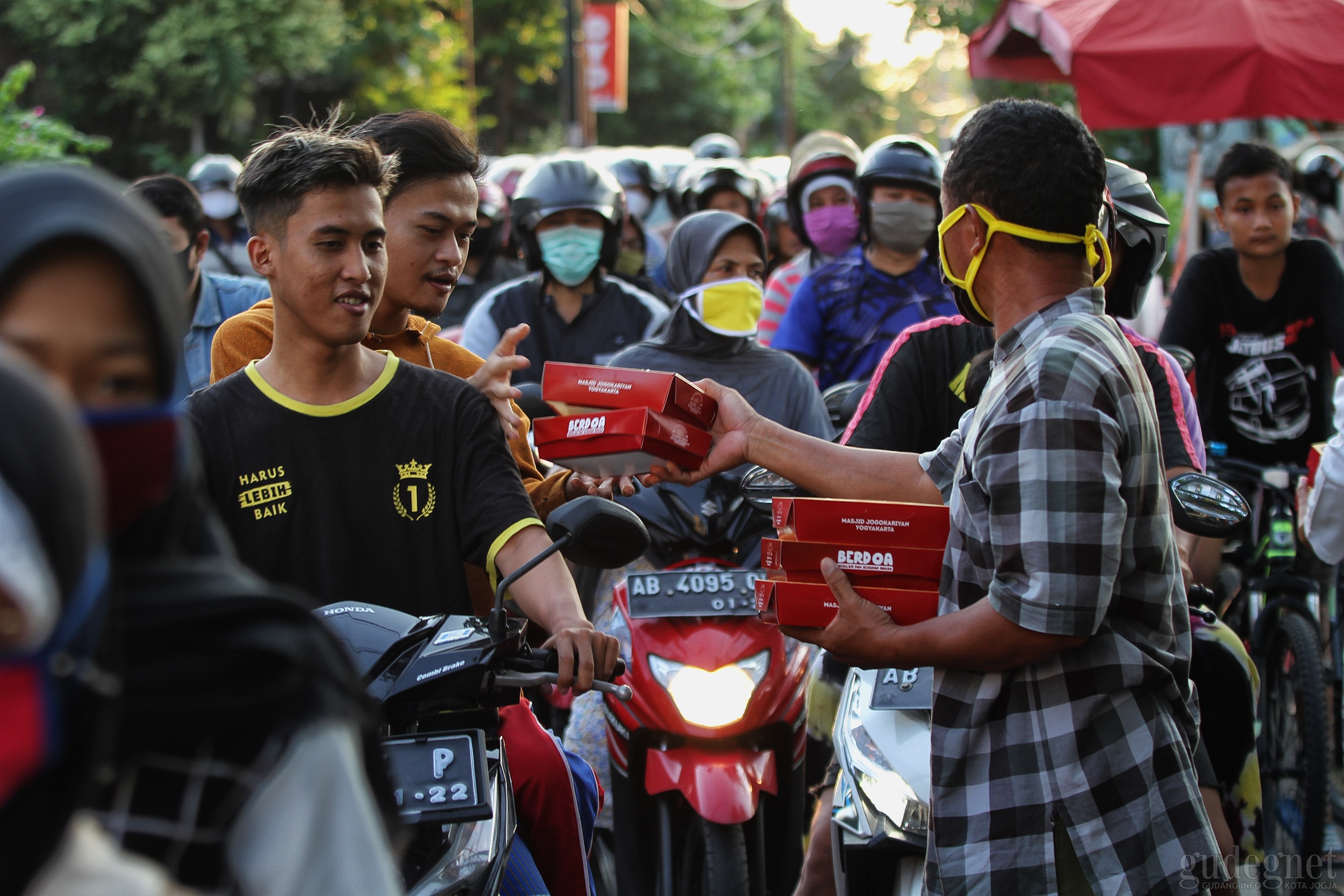 Masjid Jogokariyan Bagikan 3.000 Takjil Sistem Drive Thru