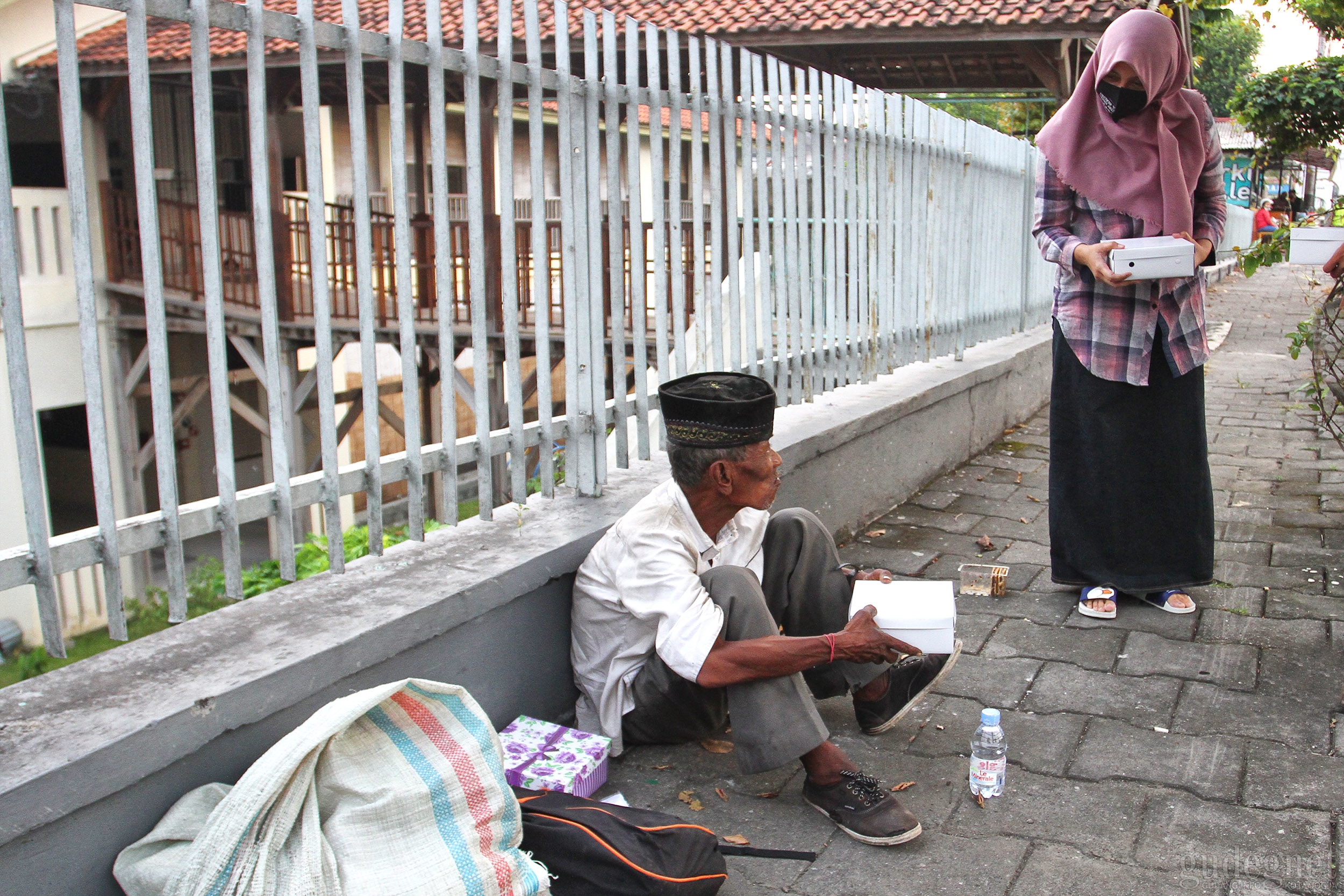 Inspiratif, Perempuan Ini Keliling Yogya Bagikan Nasi Kotak