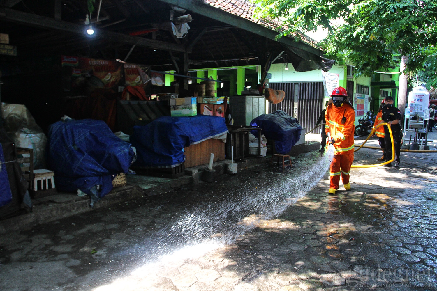 Pasca Muncul Klaster Baru, Pasar Demangan Disemprot Disinfektan