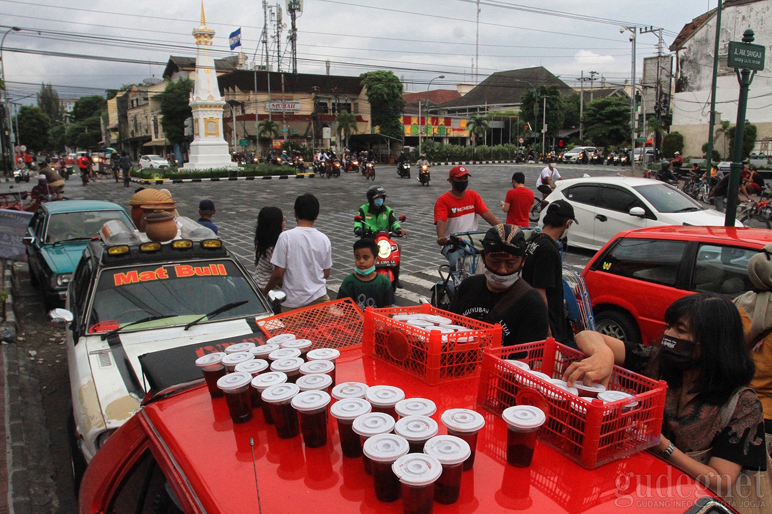 Komunitas Mobil Tua Hokya Hokya Gelar Aksi Sosial di Tugu 