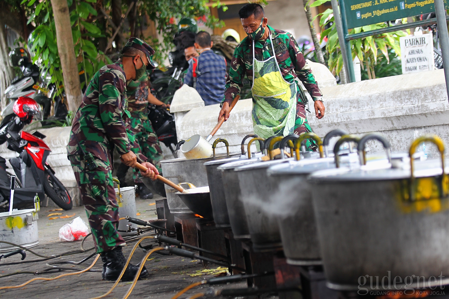 Peduli Mahasiswa Rantau, Kodim 0734/Yk Bagikan Ribuan Paket Makanan