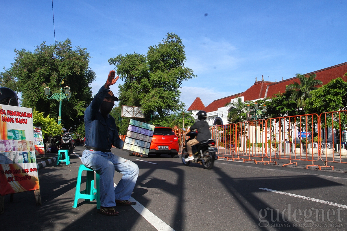 Idulfitri 1441 H, Jasa Tukar Uang Jalanan Turun Omset