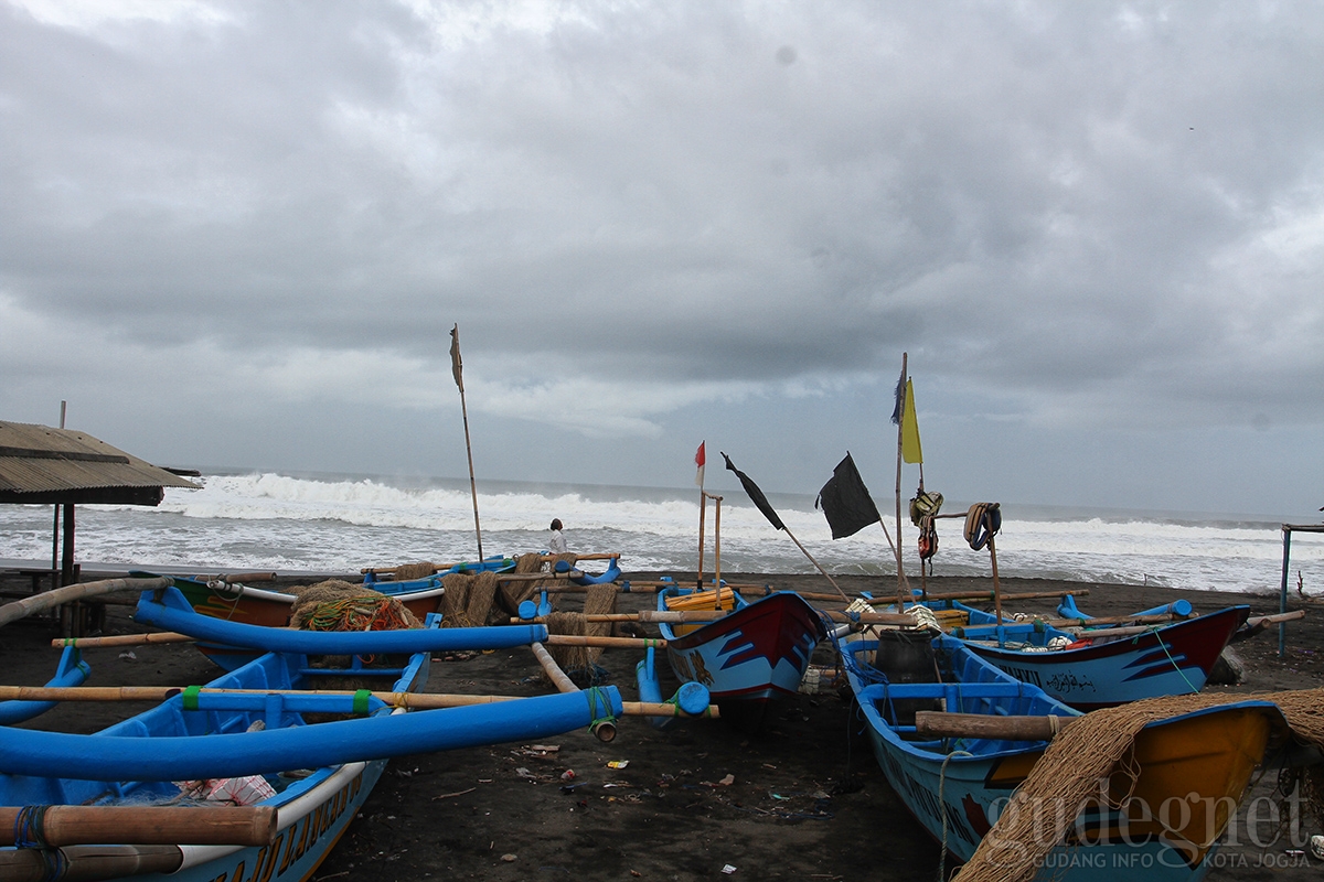 Gelombang Tinggi Pantai Selatan DIY, Nelayan Tidak Bisa Melaut