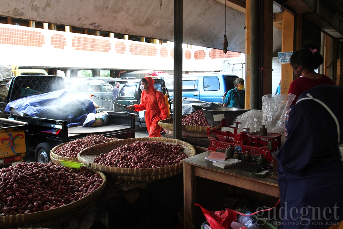 Persiapan New Normal, Pasar Beringharjo Rutin Disemprot Disinfektan