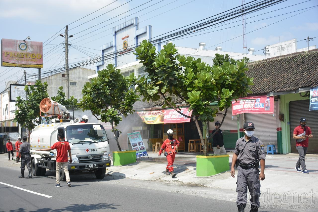 Tanggapi Perpanjangan Masa Tanggap Darurat, Pasar dan Terminal Disemprot Disinfektan