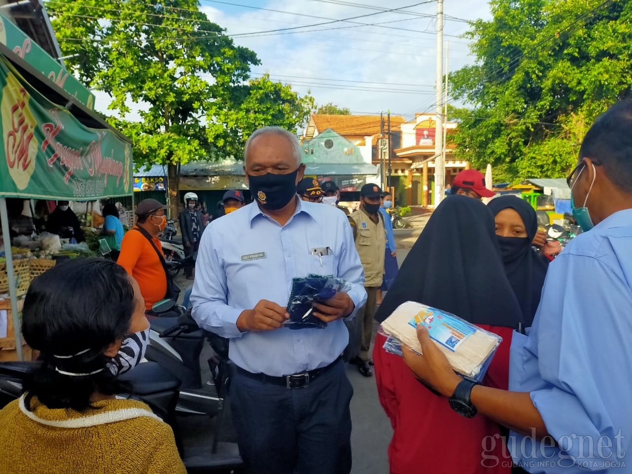 Operasi Simpatik, Satpol PP Sleman Bagikan 500 Masker   