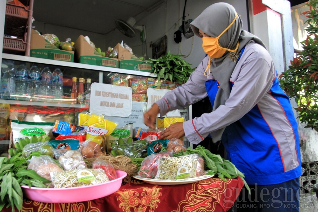 E-Warong, Cara Warga Penuhi Kebutuhan Pokok saat Pandemi